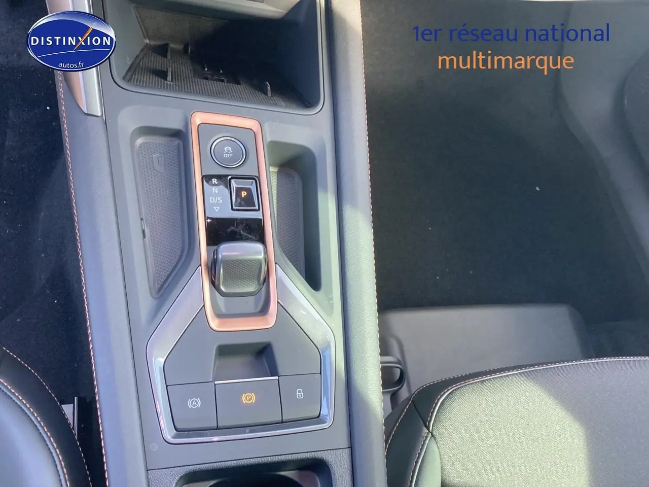 Console centrale avec levier de vitesses et commandes du CUPRA Formentor 1.5 eTSI Hybrid noir Midnight, vue de dessus.