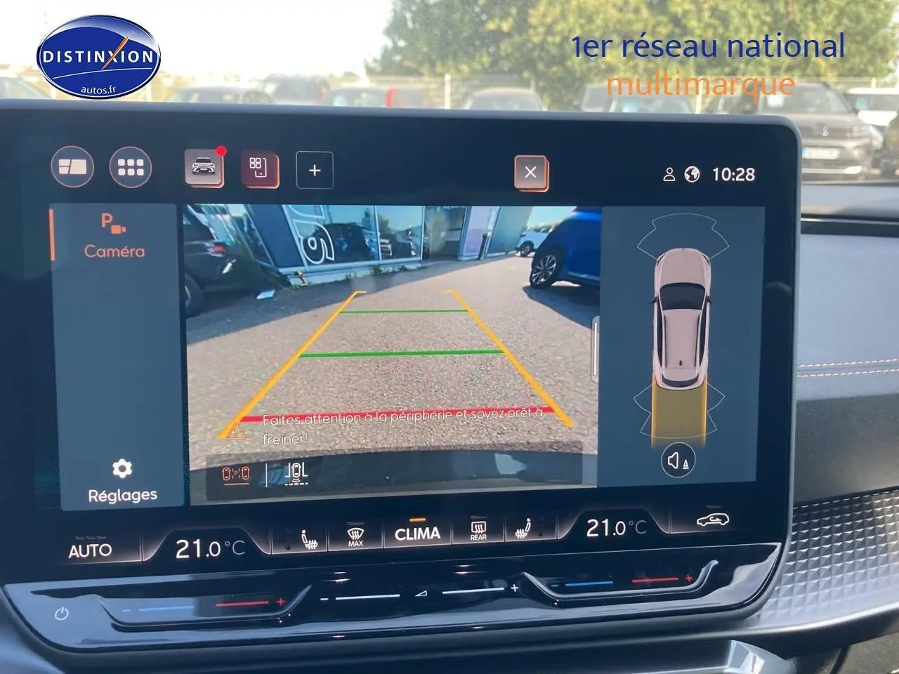 Écran tactile intérieur de la CUPRA Formentor noir midnight montrant la caméra de recul en action.