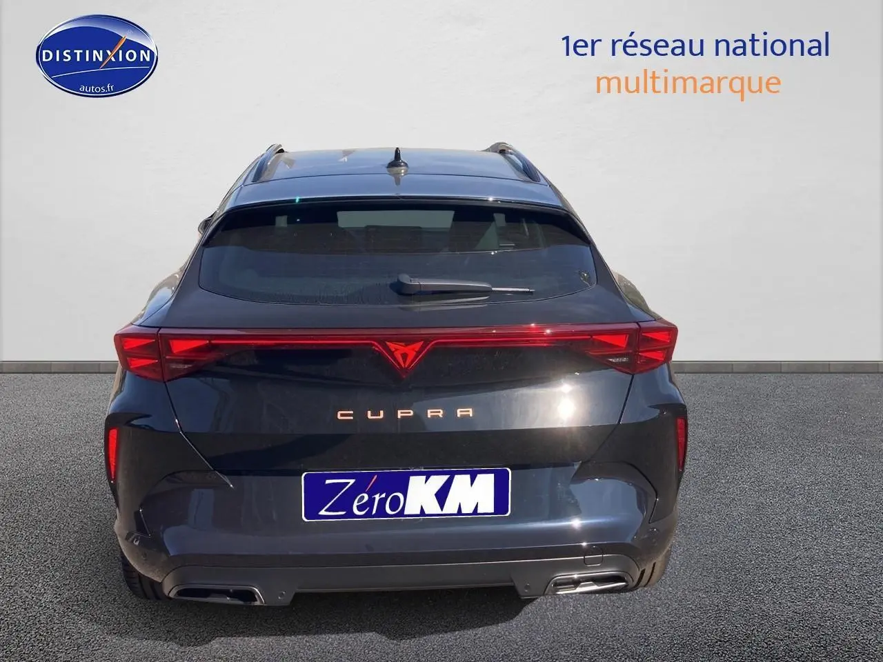 Vue arrière d'un CUPRA Formentor noir midnight 2025 avec feux LED et double sortie d'échappement intégrée.