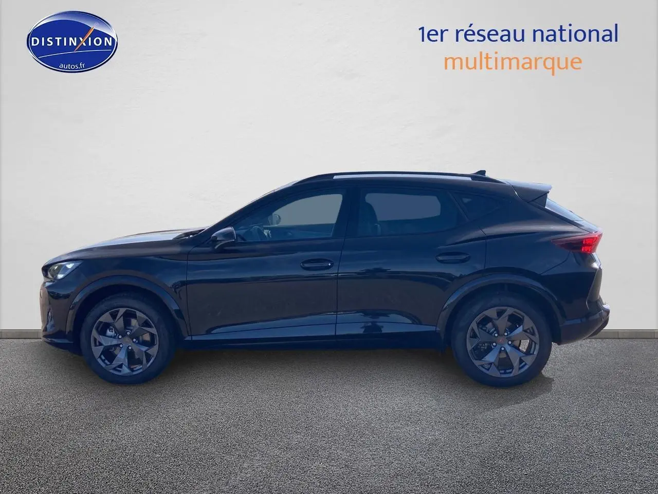 Vue latérale droite d'un SUV CUPRA Formentor 1.5 etsi hybrid noir midnight avec jantes alu 18 pouces.