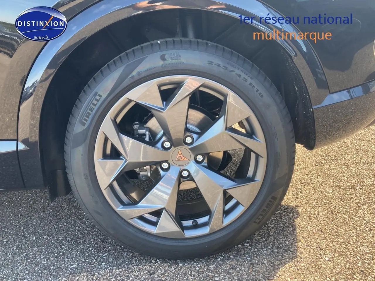 Gros plan sur la roue avant gauche du CUPRA Formentor noir midnight avec jante alu 18 pouces au design angular.