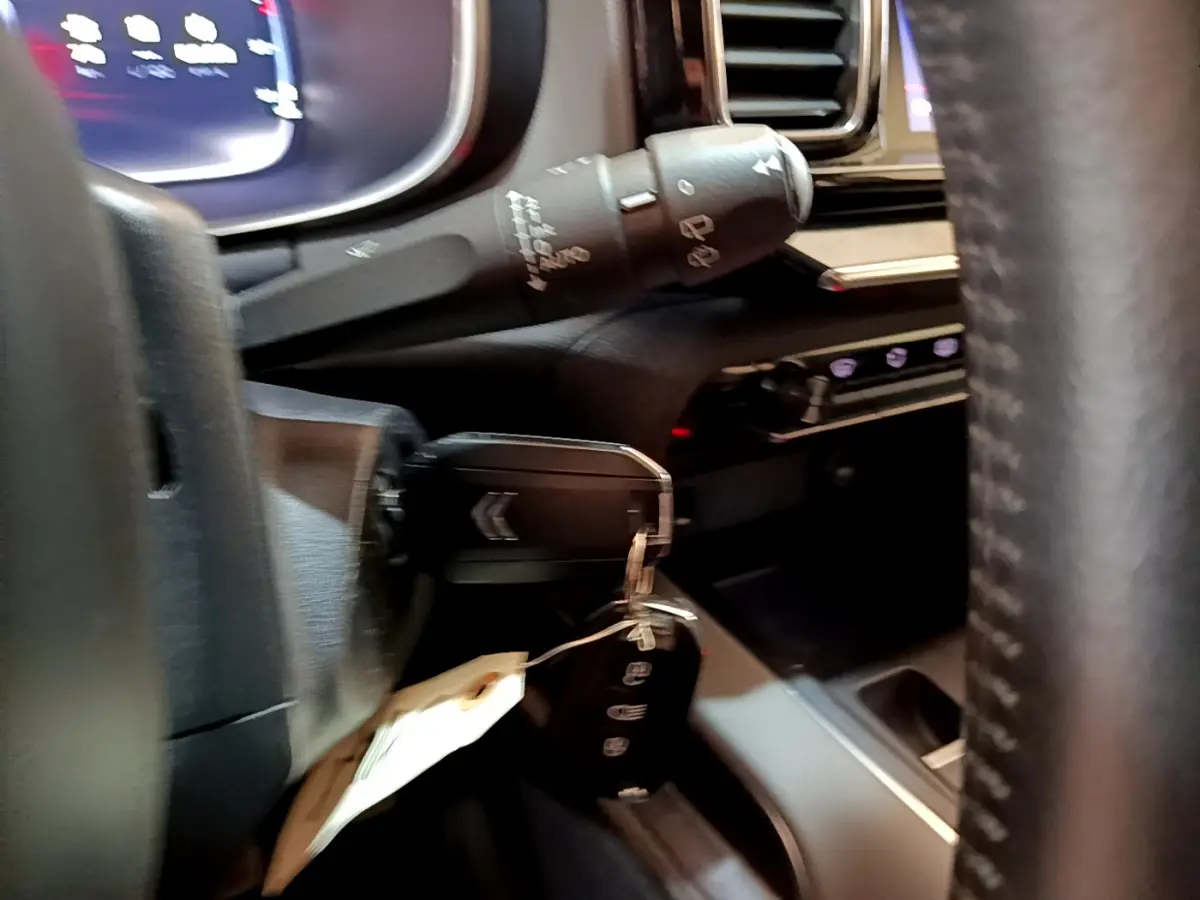 Gros plan sur la clé de contact insérée dans le tableau de bord noir du Citroën C5 Aircross 2020.