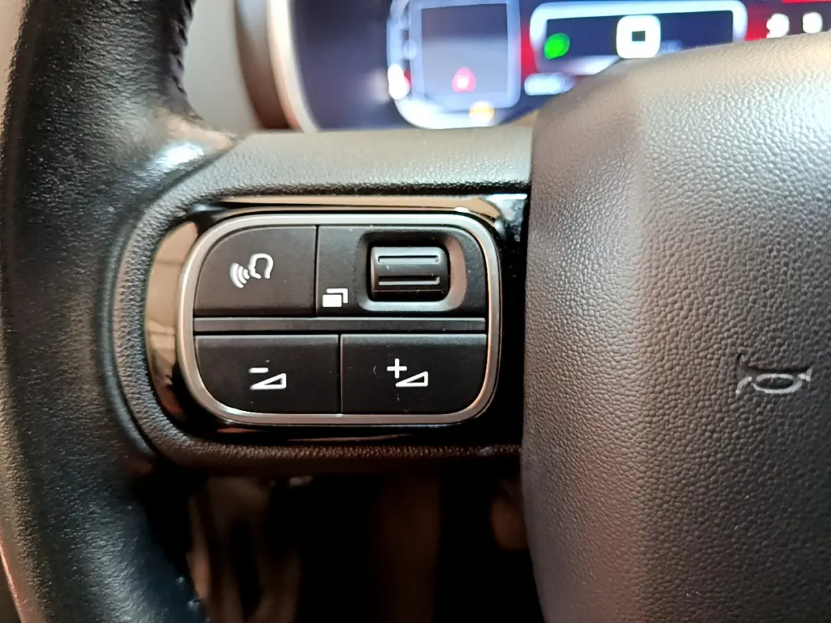 Gros plan sur les commandes au volant gauche en cuir noir du Citroën C5 Aircross 2020, version Business.