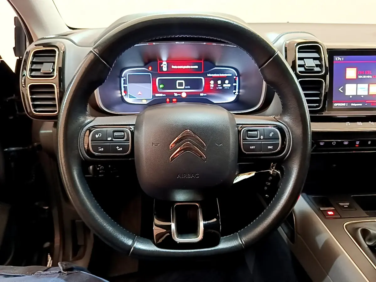 Vue centrée sur le volant cuir noir du Citroën C5 Aircross 2020 avec tableau de bord numérique et écran tactile couleur.