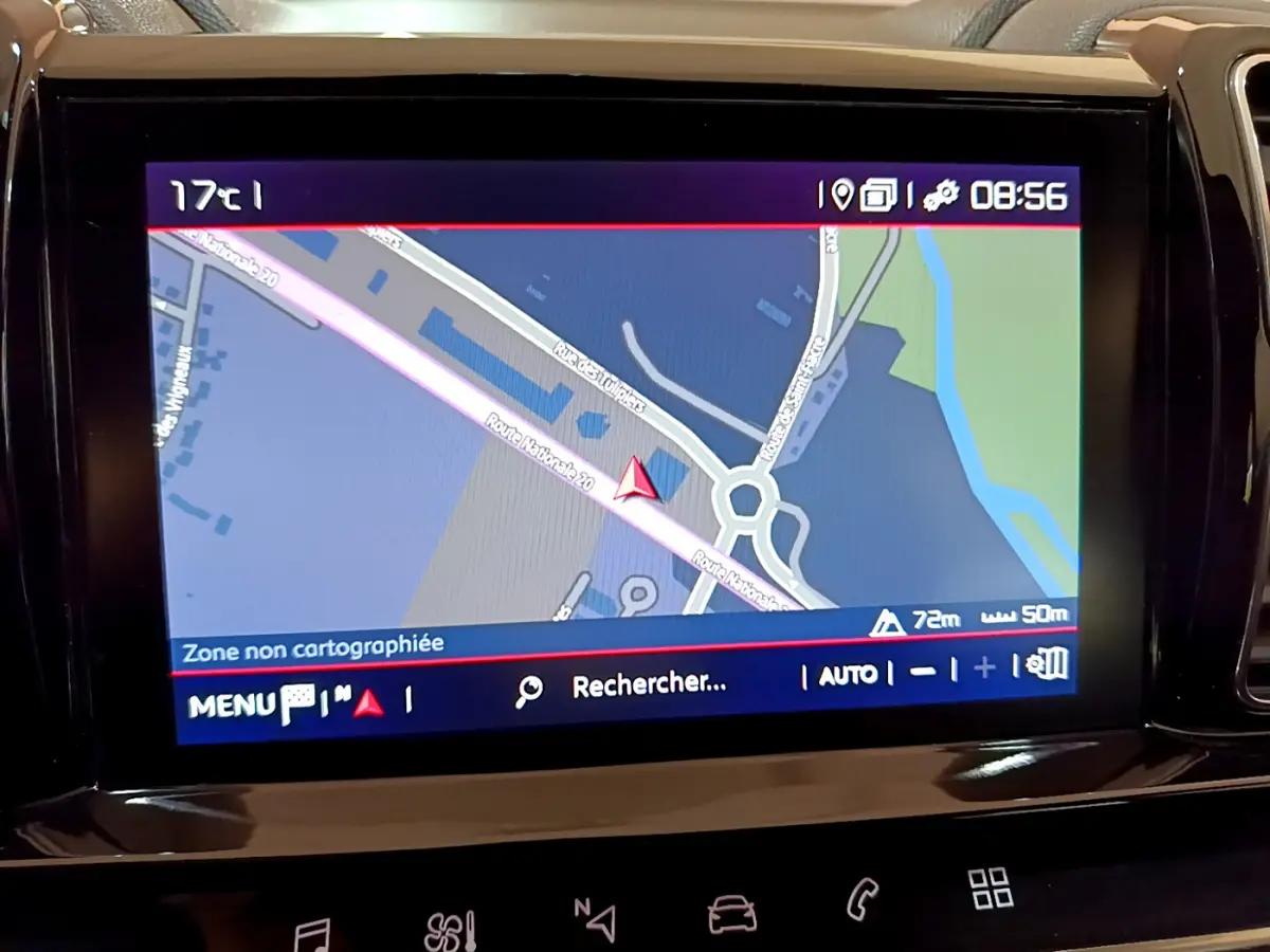 Écran tactile du système CITROËN Connect Nav affichant une carte de navigation dans un C5 Aircross gris foncé.