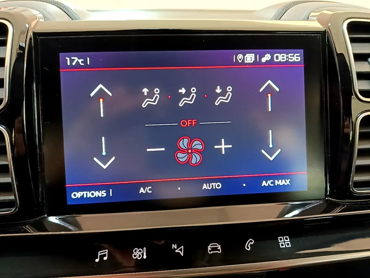 Écran tactile central de la climatisation du Citroën C5 Aircross 2020, avec commandes digitales et finition noire brillante.