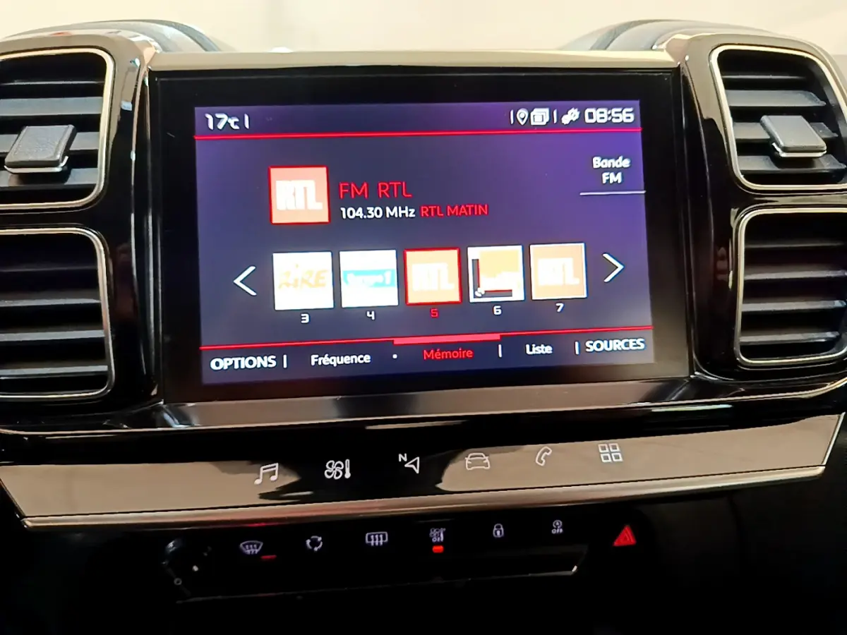 Écran tactile central du tableau de bord d'une Citroën C5 Aircross 2020 gris foncé affichant la radio FM RTL