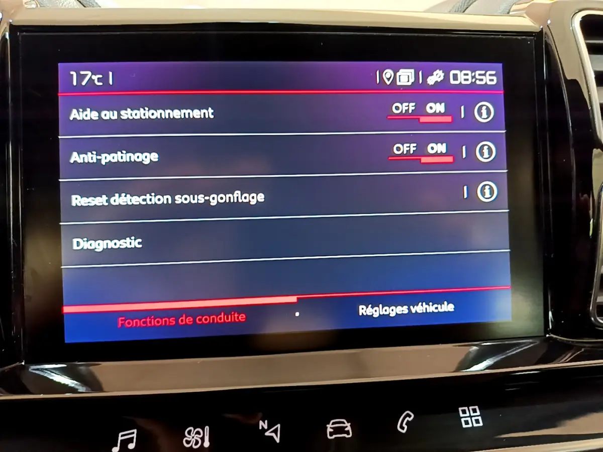 Écran tactile central du Citroën C5 Aircross 2020 affichant les réglages d’aide à la conduite et de diagnostic.