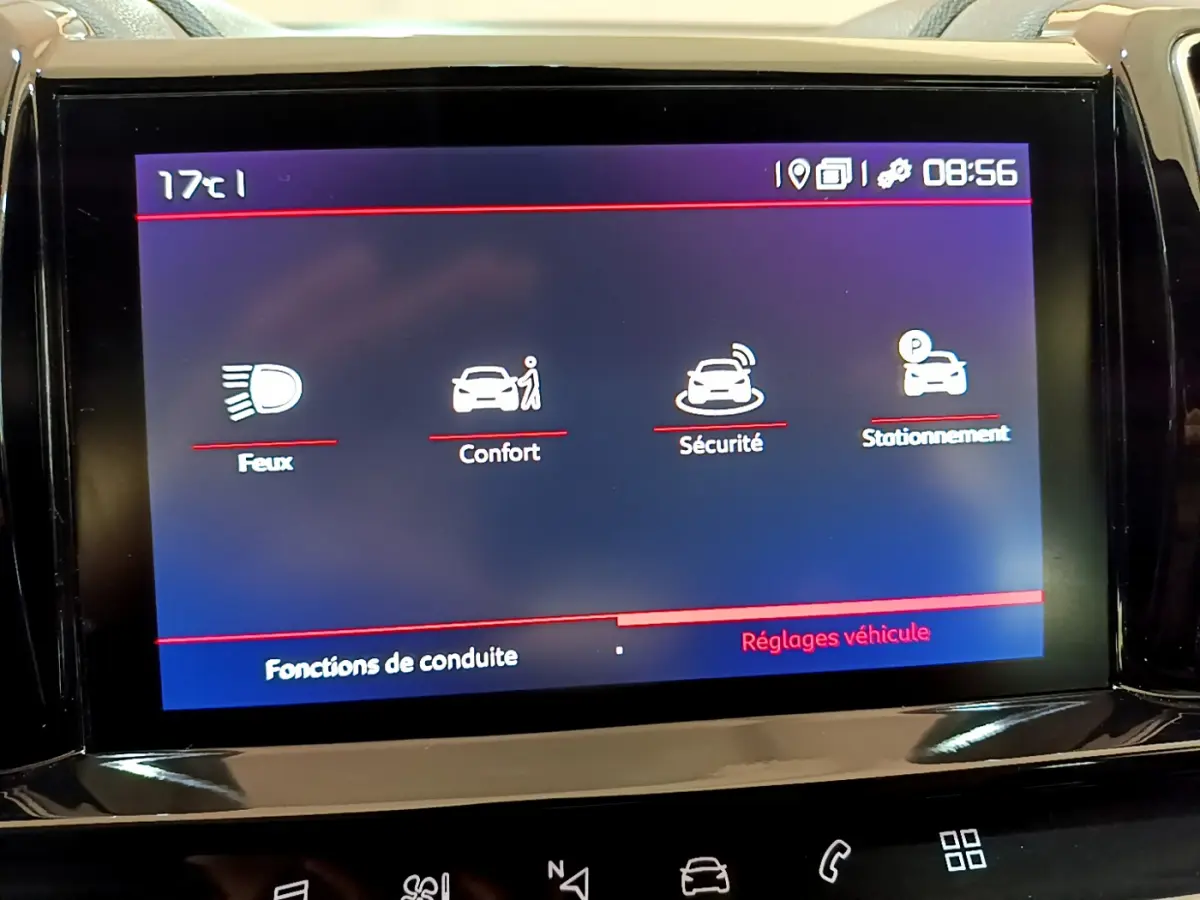 Écran tactile central du Citroën C5 Aircross 2020 montrant les menus Feux, Confort, Sécurité et Stationnement.