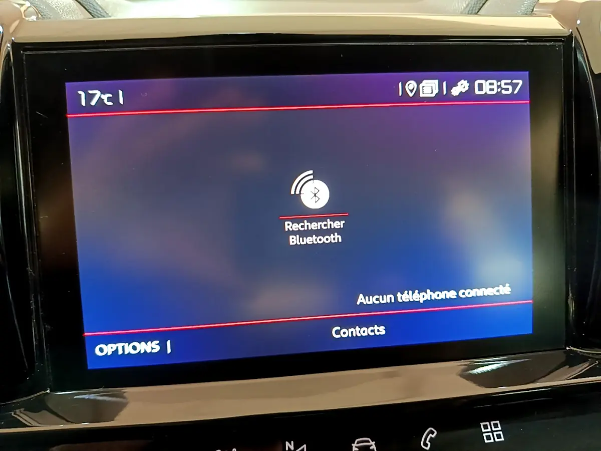 Écran tactile central du Citroën C5 Aircross 2020 affichant la recherche Bluetooth, entouré de la console noire brillante.