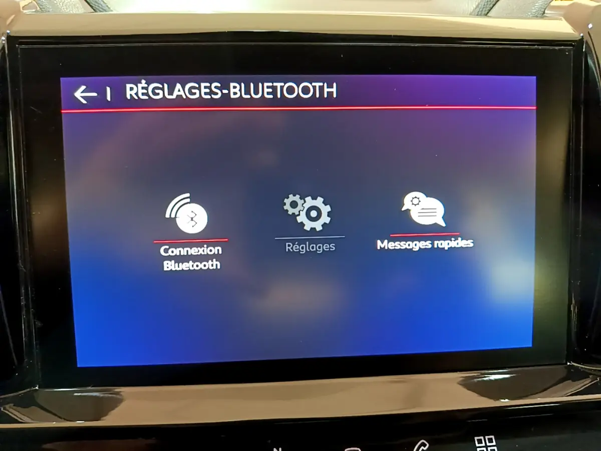 Écran tactile central du Citroën C5 Aircross 2020 affichant les réglages Bluetooth avec interface en bleu et violet.
