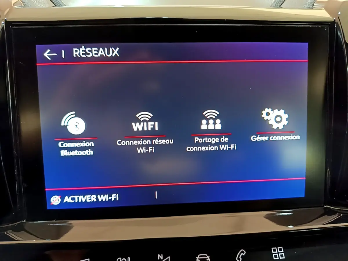 Écran tactile central du Citroën C5 Aircross 2020 affichant les options de connexion Bluetooth et Wi-Fi.