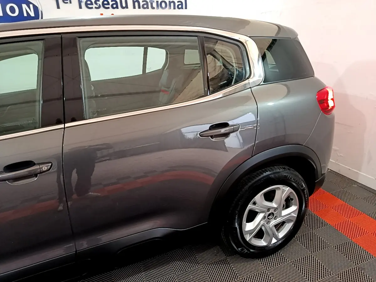 Vue côté droit arrière du Citroën C5 Aircross gris foncé avec jante alliage 17 pouces et feux arrière LED 3D.