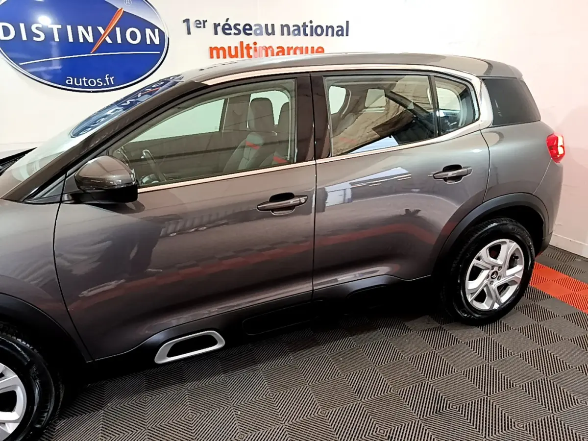 Profil côté gauche du Citroën C5 Aircross gris foncé 2020 avec jantes alliage et contours de vitres chromés.