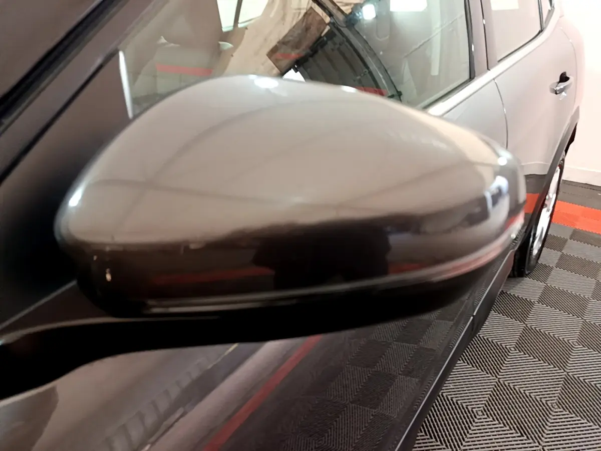 Rétroviseur côté gauche gris foncé du Citroën C5 Aircross 2020, avec partie de la portière visible en arrière-plan.