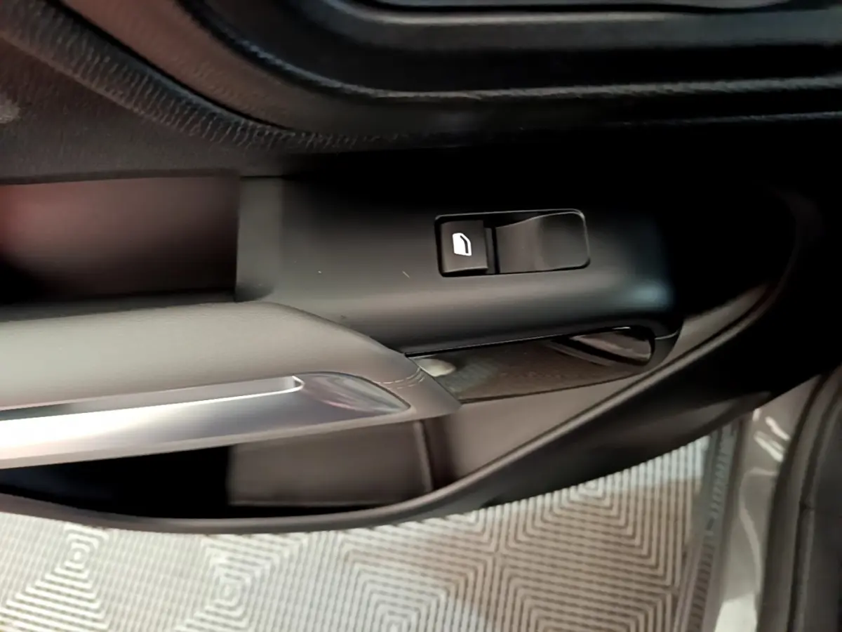 Poignée intérieure côté gauche avec bouton de verrouillage sur porte gris foncé d'un Citroën C5 Aircross 2020.