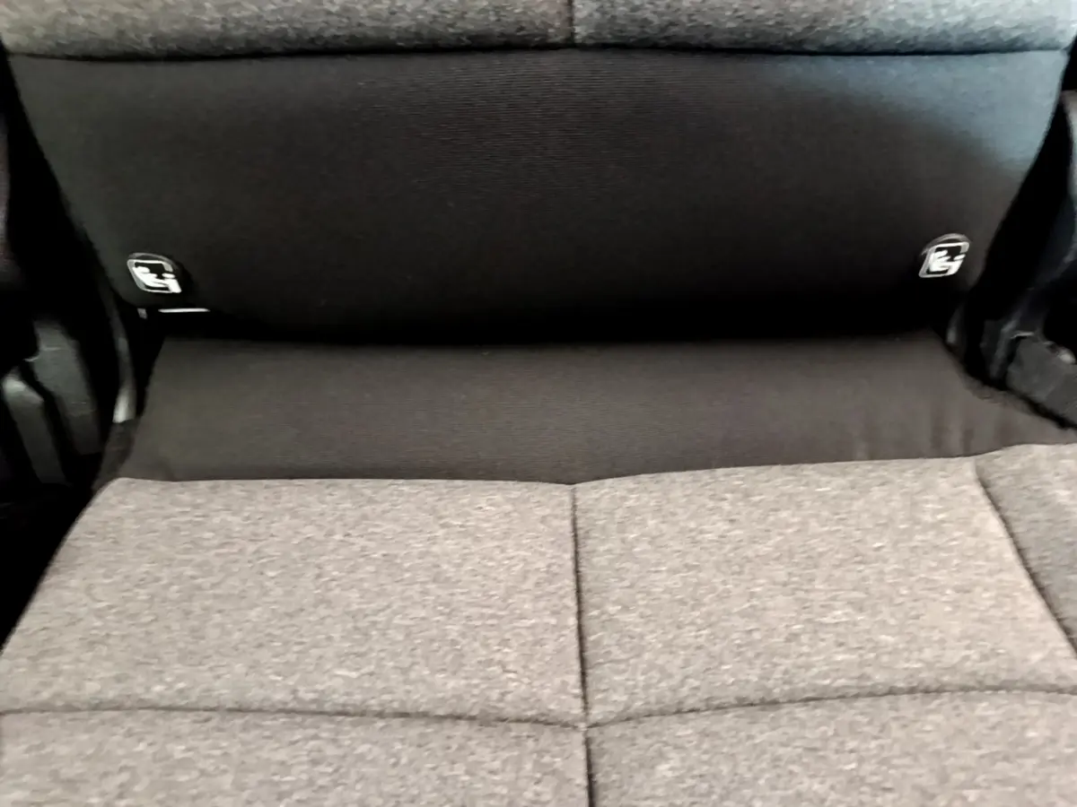 Détail des sièges arrière gris clair et noir du Citroën C5 Aircross 2020 avec fixation ISOFIX visible.