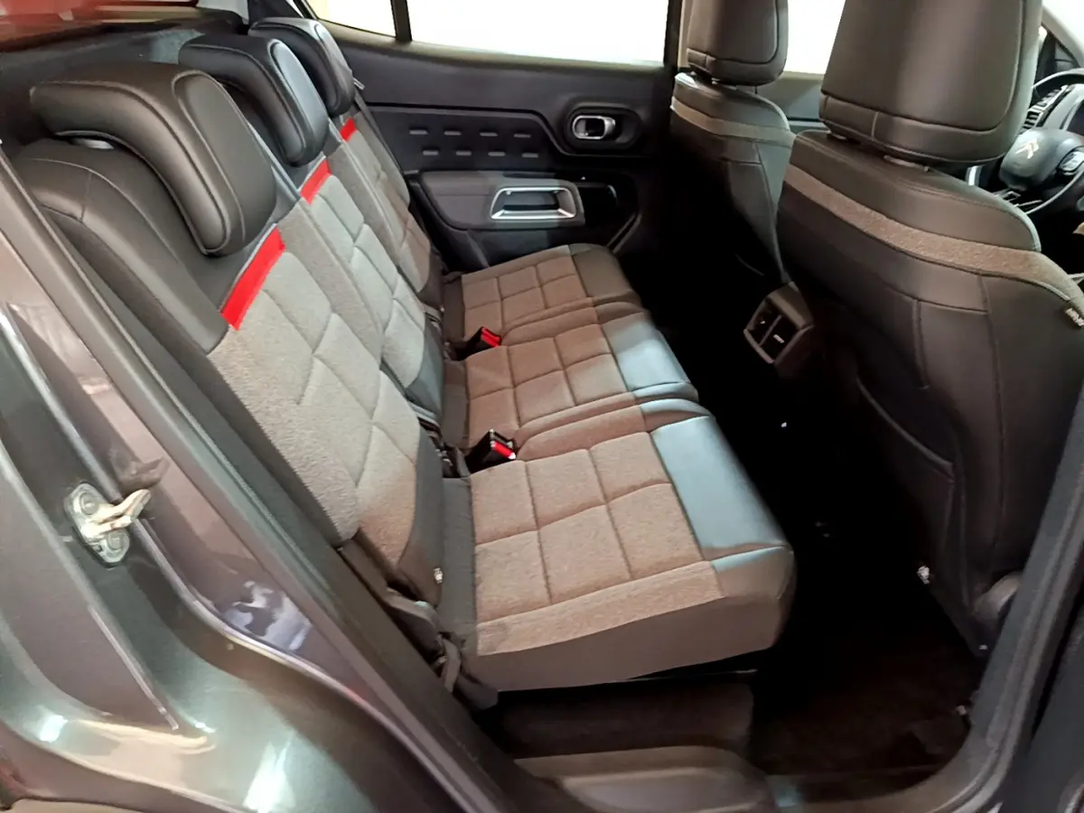 Vue intérieure côté gauche des sièges arrière gris clair et noir du Citroën C5 Aircross 2020 finition Business