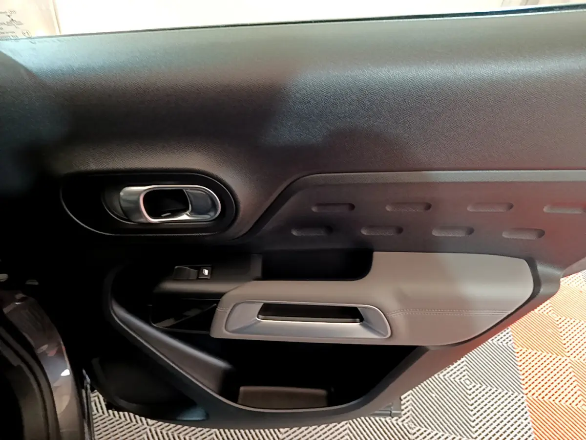 Détail de la porte intérieure côté gauche gris clair et noir du Citroën C5 Aircross 2020 gris foncé