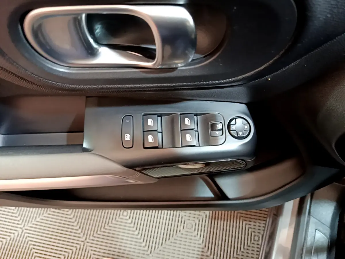 Panneau de commandes des vitres et rétroviseurs côté conducteur du Citroën C5 Aircross gris foncé, intérieur noir.