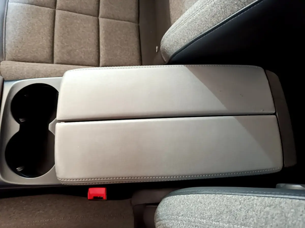 Accoudoir central gris clair en cuir du Citroën C5 Aircross 1.5 BlueHDi 130 Business, avec sièges tissu gris foncé.