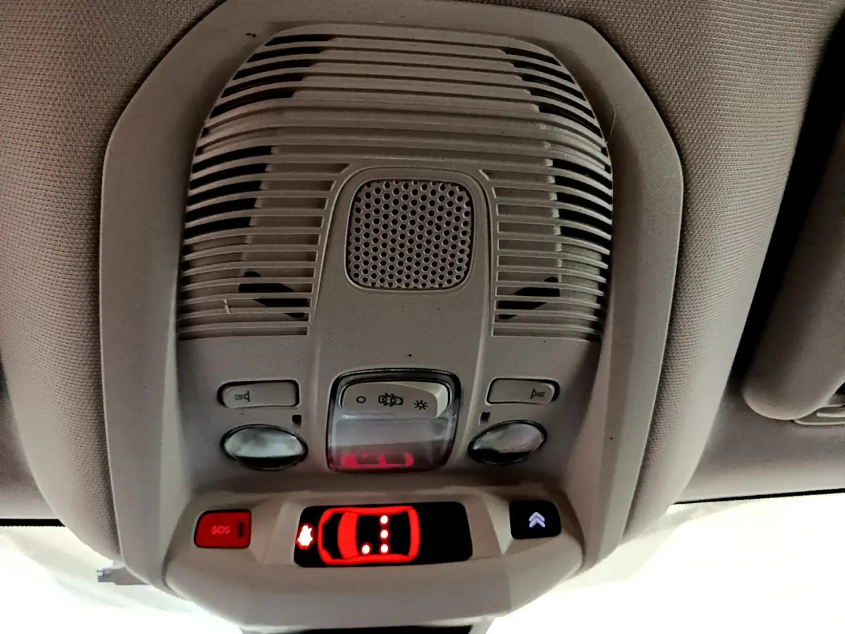 Vue en gros plan du plafonnier gris clair du Citroën C5 Aircross 2020 avec bouton SOS et affichage lumineux rouge.