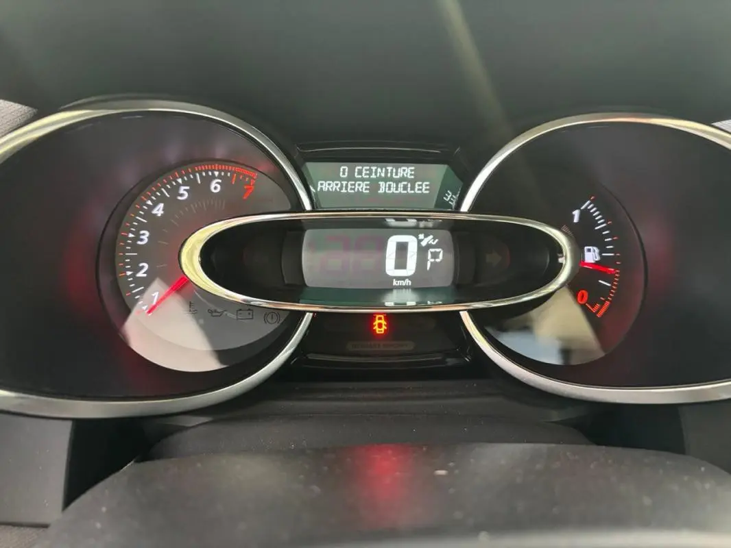 Tableau de bord numérique de Renault Clio IV Estate gris clair, affichant vitesse à 0 km/h et alertes ceinture arrière.