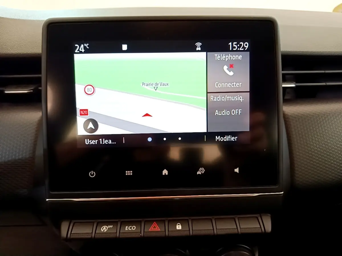 Écran tactile central affichant la navigation 3D dans un Renault Clio Business Blue dCi 85, intérieur noir.