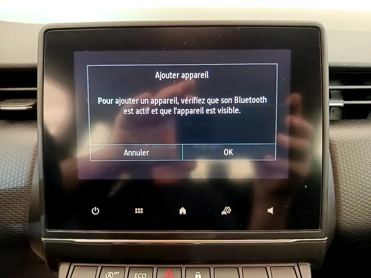 Écran tactile central affichant un message Bluetooth dans l'habitacle d'une Renault Clio Business Blue dCi 85 2020.