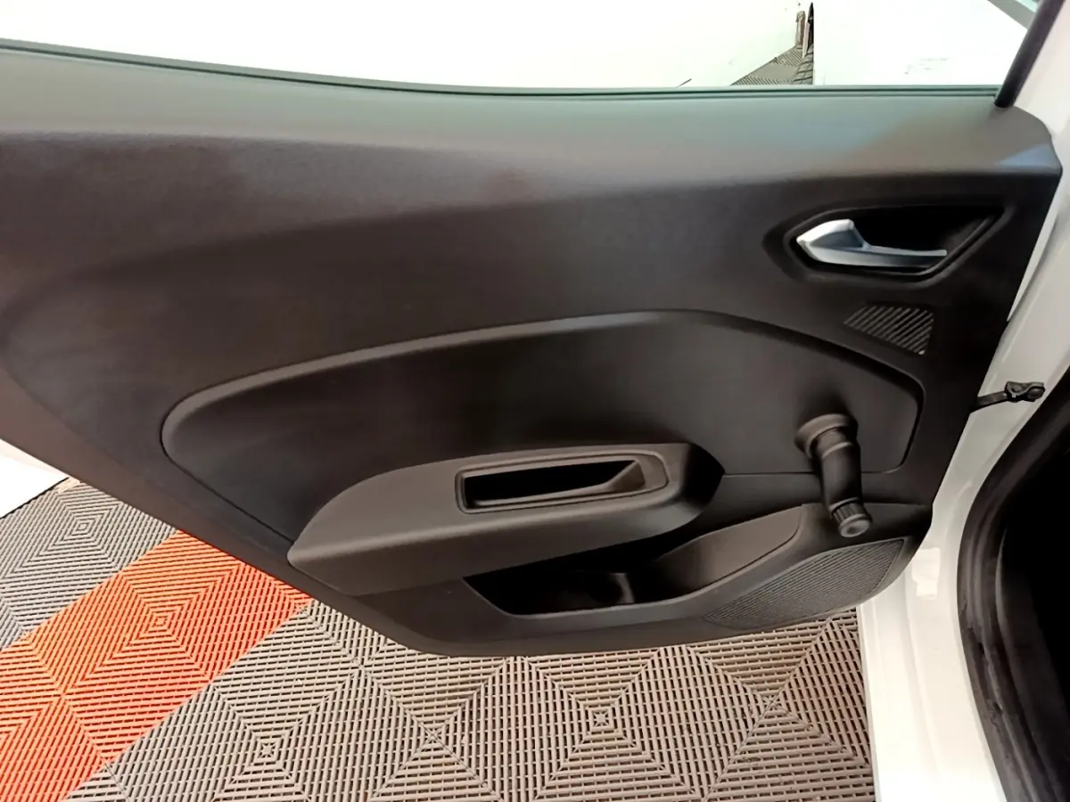 Vue rapprochée de la porte avant droite noire intérieure d'une Renault Clio Business Blue dCi 85 blanche de 2020.