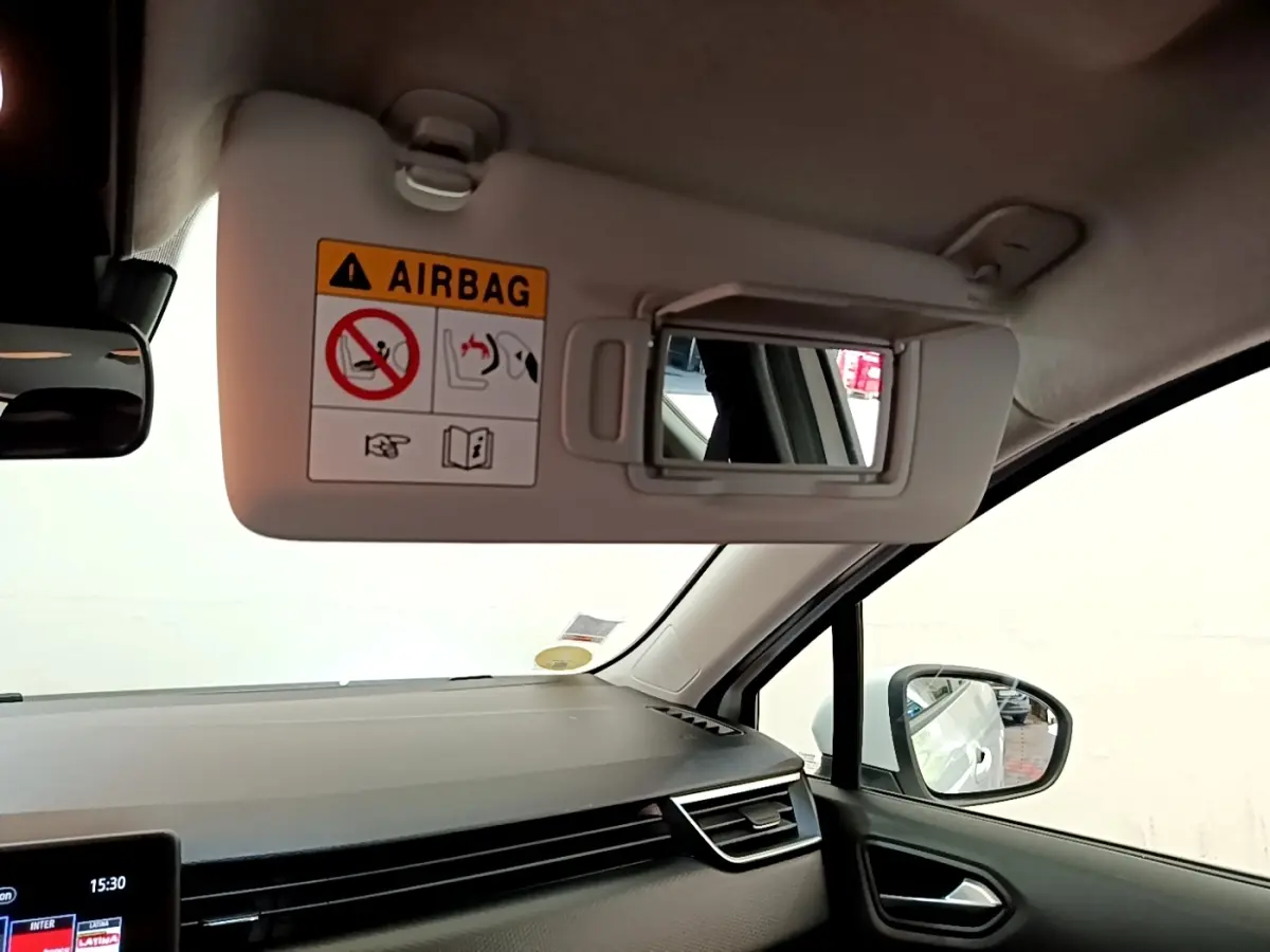 Intérieur de Renault Clio Business Blue dCi 85 2020, vue côté passager avec pare-soleil ouvert et miroir visible.