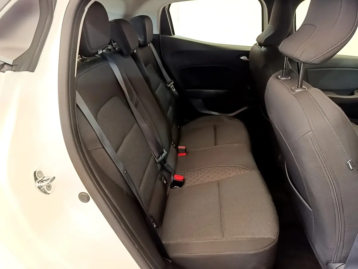 Vue intérieure côté gauche sur la banquette arrière noire de la Renault Clio Business Blue dCi 85 blanche de 2020.