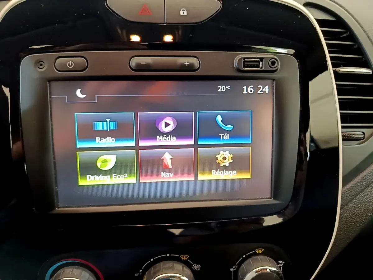 Écran tactile central affichant les options multimédia et navigation du tableau de bord du Renault Captur gris foncé.