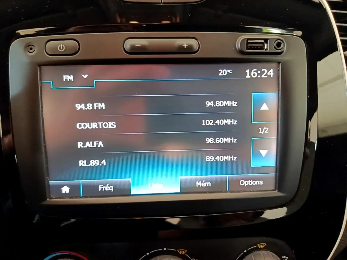 Écran tactile central affichant la radio FM dans l'habitacle d'un Renault Captur gris foncé, version Business Energy TCe 90.