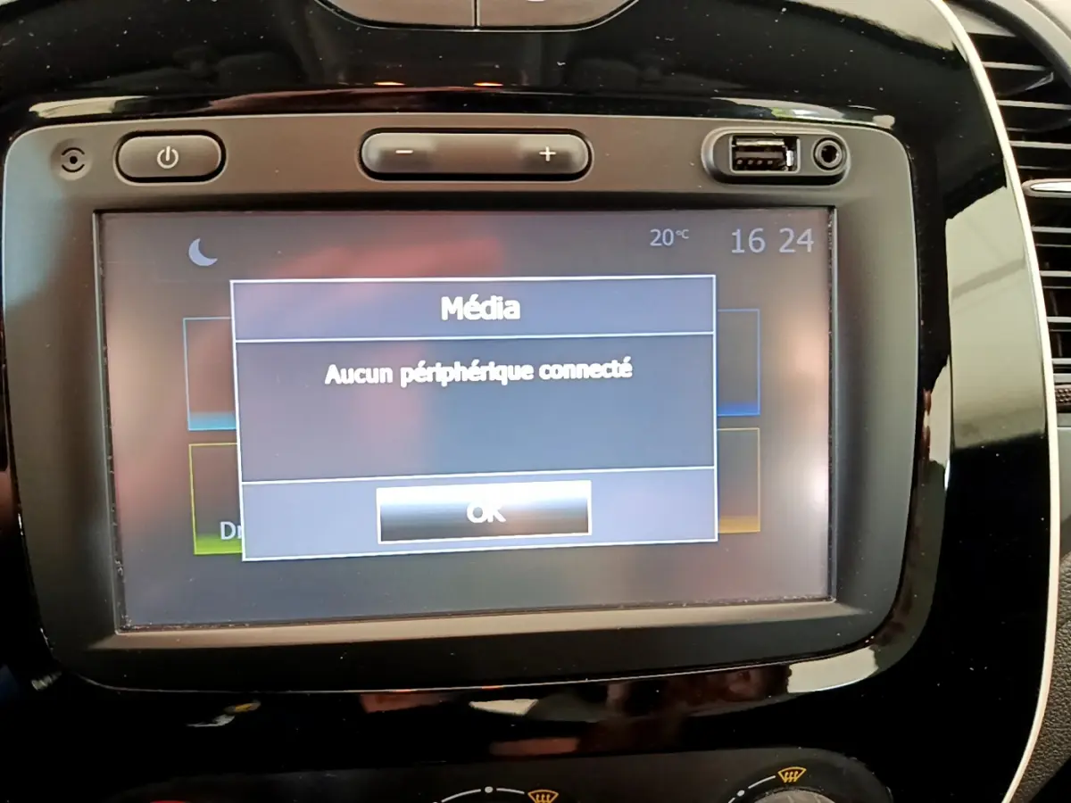 Écran tactile multimédia du tableau de bord du Renault Captur Business gris foncé affichant "Aucun périphérique connecté"
