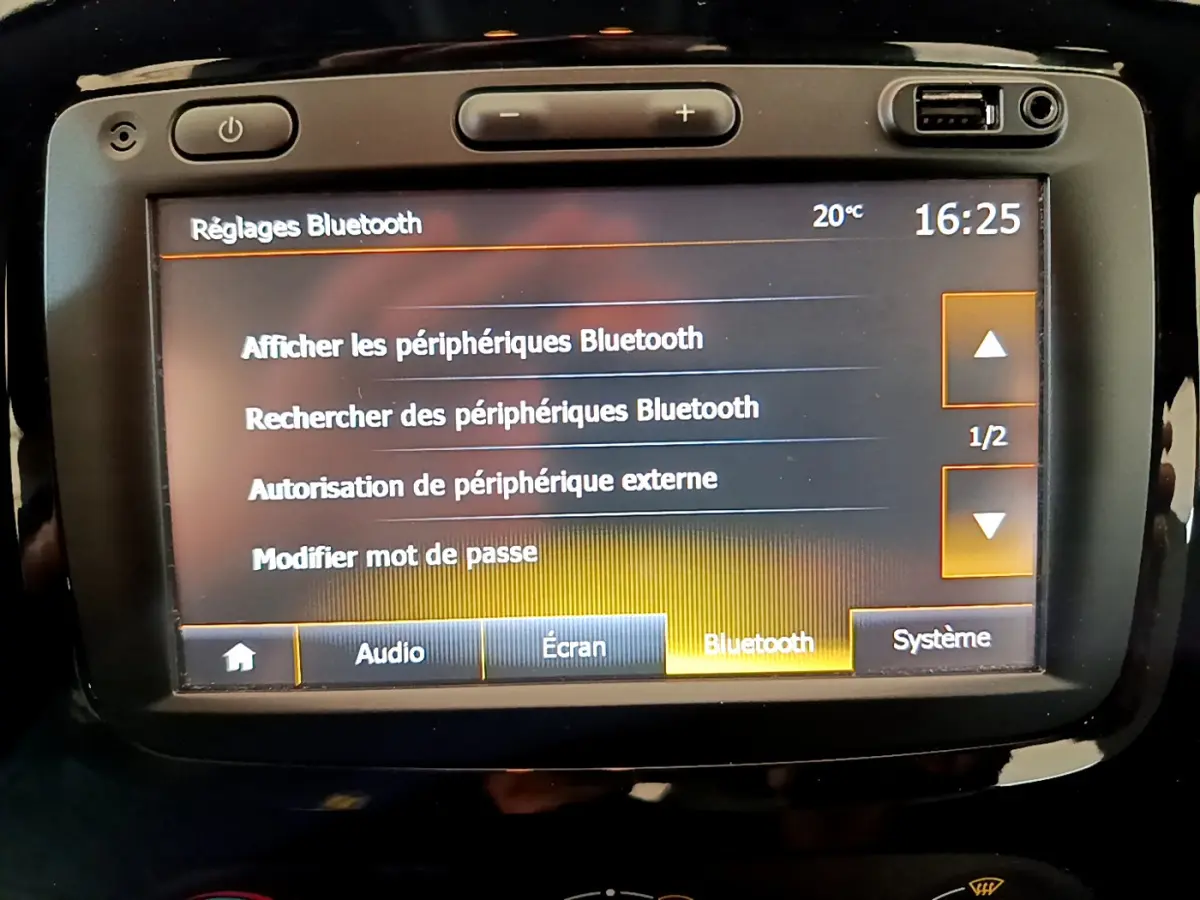 Écran tactile 7 pouces du système multimédia Renault Captur Business gris foncé, affichant les réglages Bluetooth.