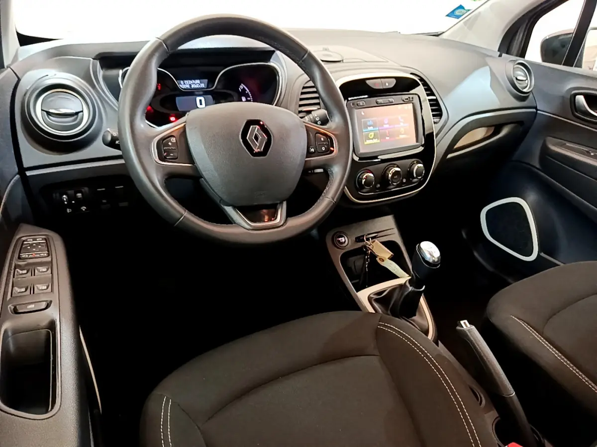Intérieur Renault Captur Business 2018 vu de face, volant cuir, écran tactile 7 pouces et levier de vitesse manuel visibles.
