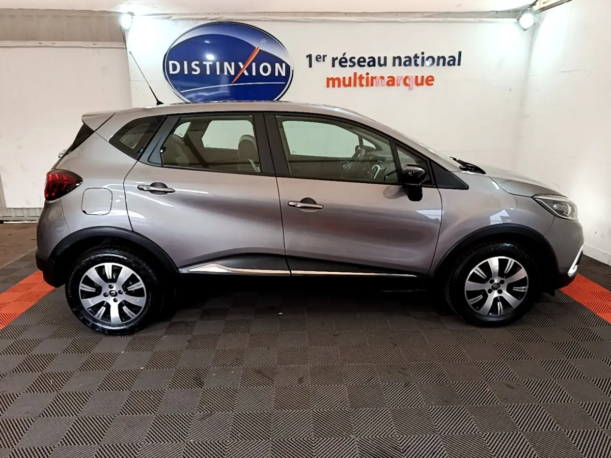 Profil côté droit d'un Renault Captur Business gris foncé 2018 avec jantes alliage et feux arrière LED.
