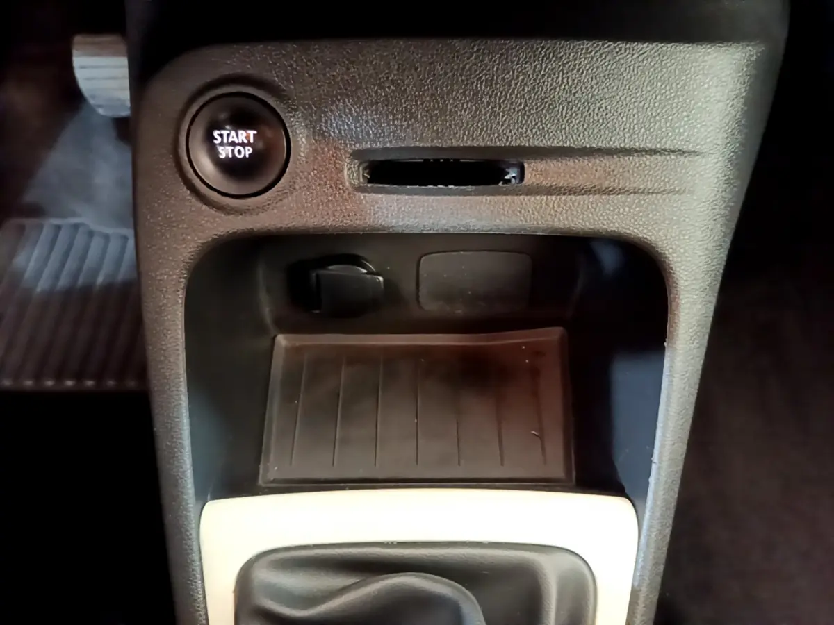 Gros plan intérieur sur le bouton démarrage et la console centrale noire du Renault Captur Business gris foncé de 2018.