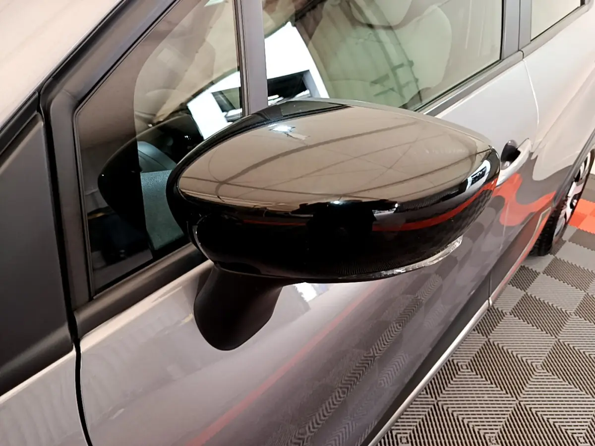 Rétroviseur noir brillant côté gauche d’un Renault Captur gris foncé Business ENERGY TCe 90 E6C 2018.