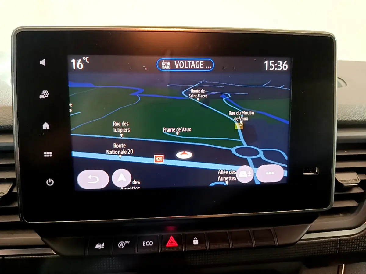 Écran tactile du système de navigation du Renault Trafic Fourgon blanc, affichant une carte routière en intérieur.