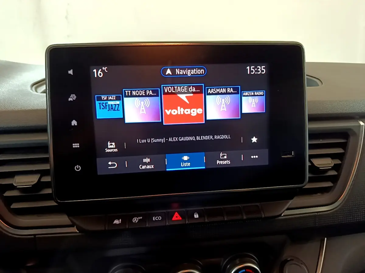 Écran tactile central du Renault Trafic Fourgon 2022 affichant la radio numérique et commandes climatisation.