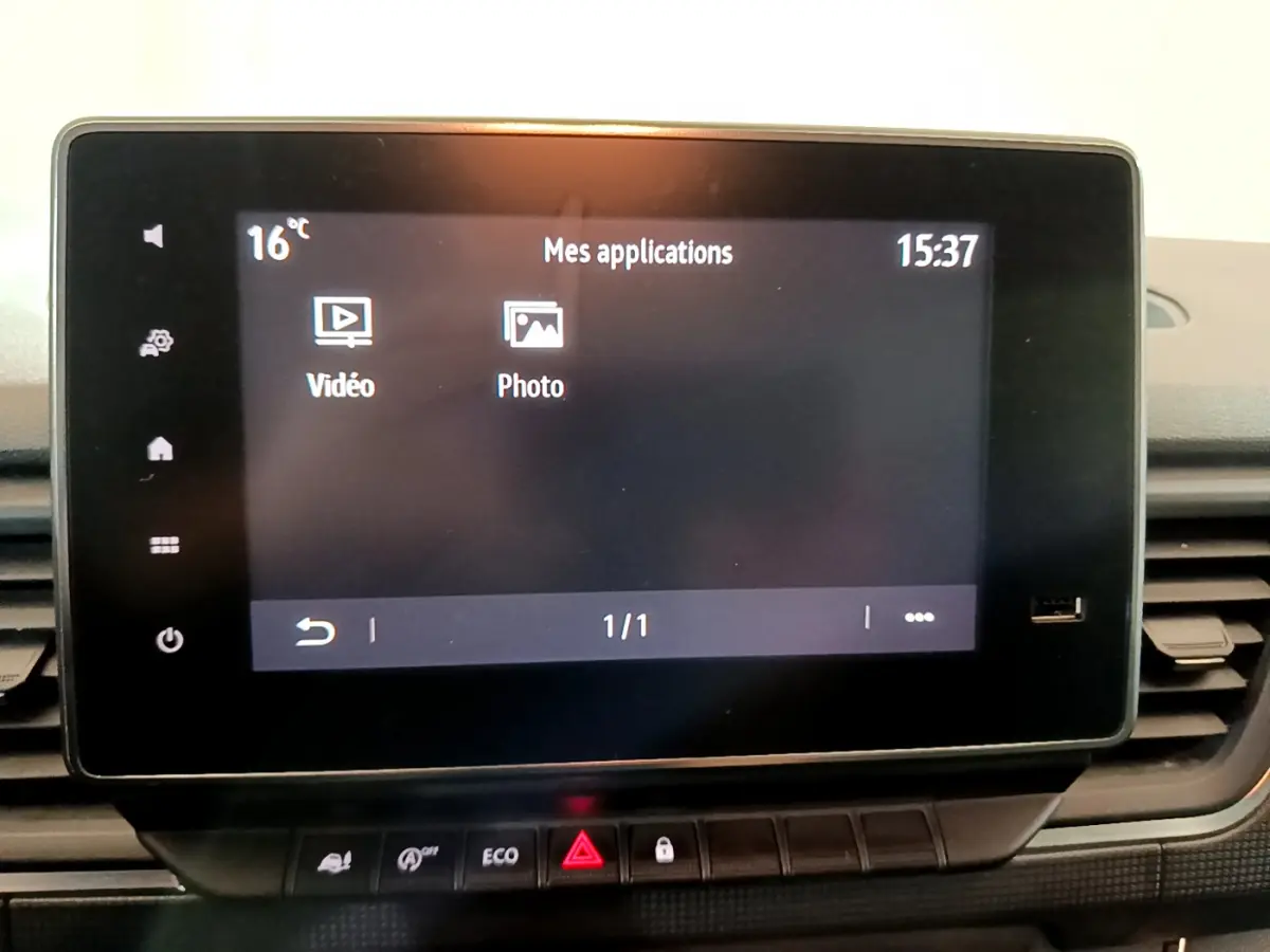 Écran tactile central du tableau de bord du Renault Trafic Fourgon blanc, affichant les applications vidéo et photo.