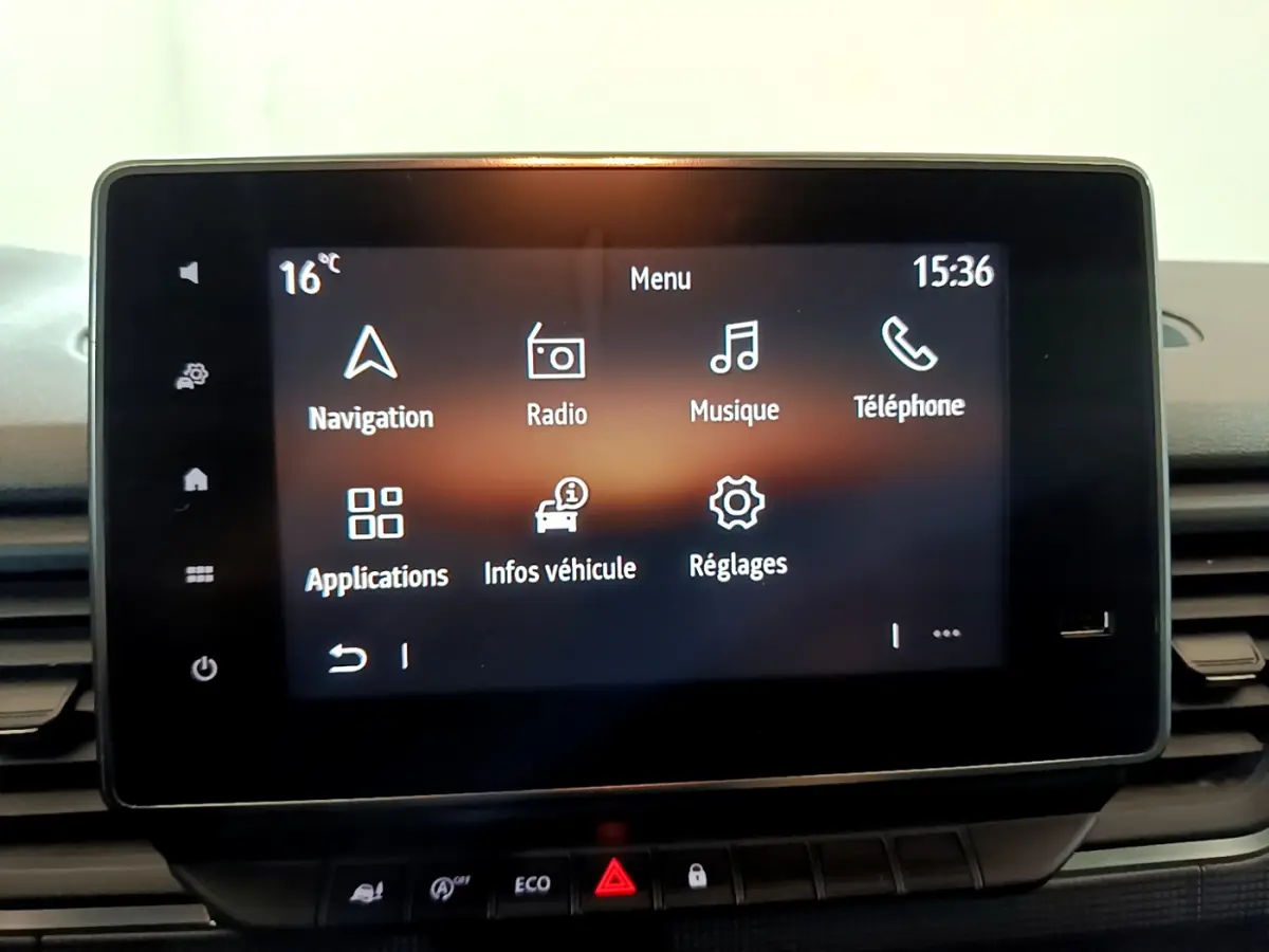 Écran tactile central du tableau de bord du Renault Trafic Fourgon 2022 affichant menu navigation, radio et musique.