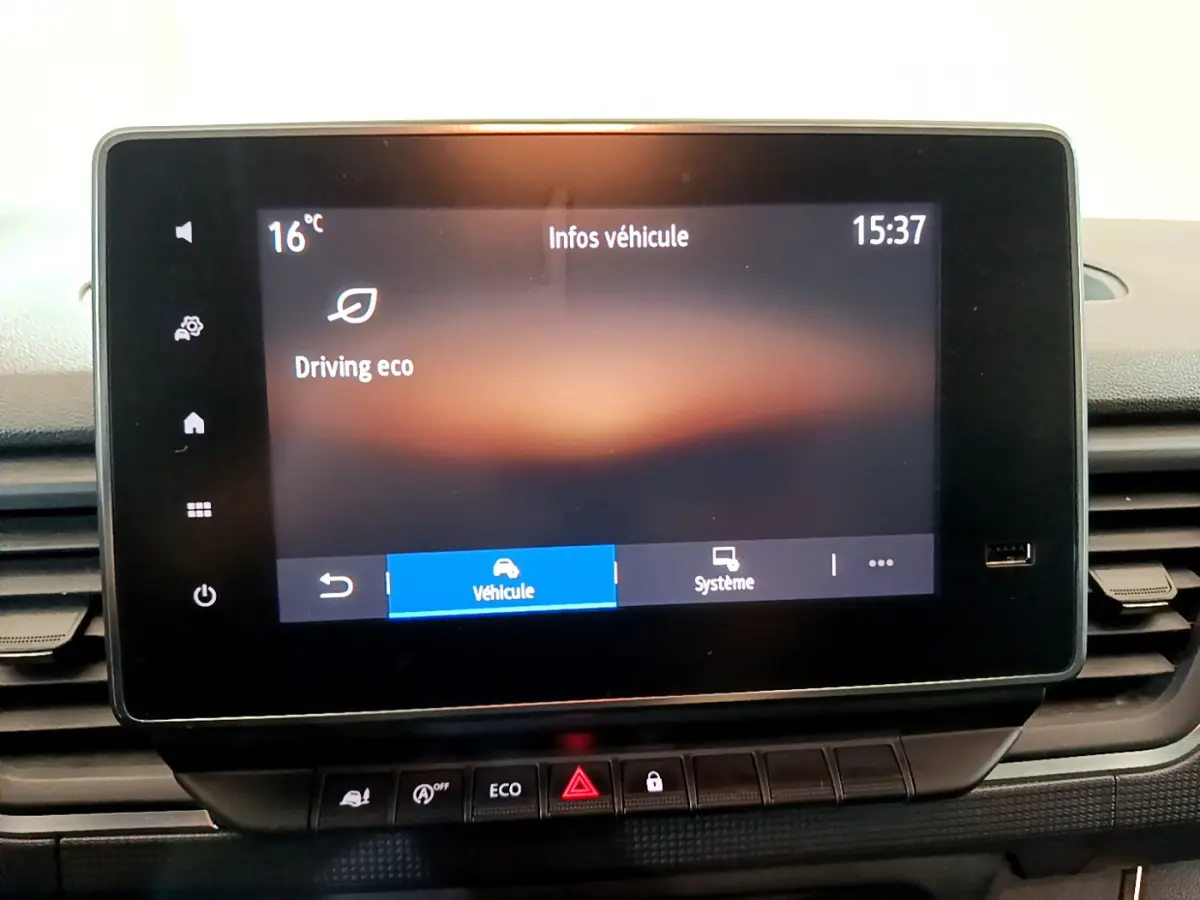 Écran tactile central du tableau de bord du Renault Trafic Fourgon blanc, affichant les infos véhicule en mode Driving eco.