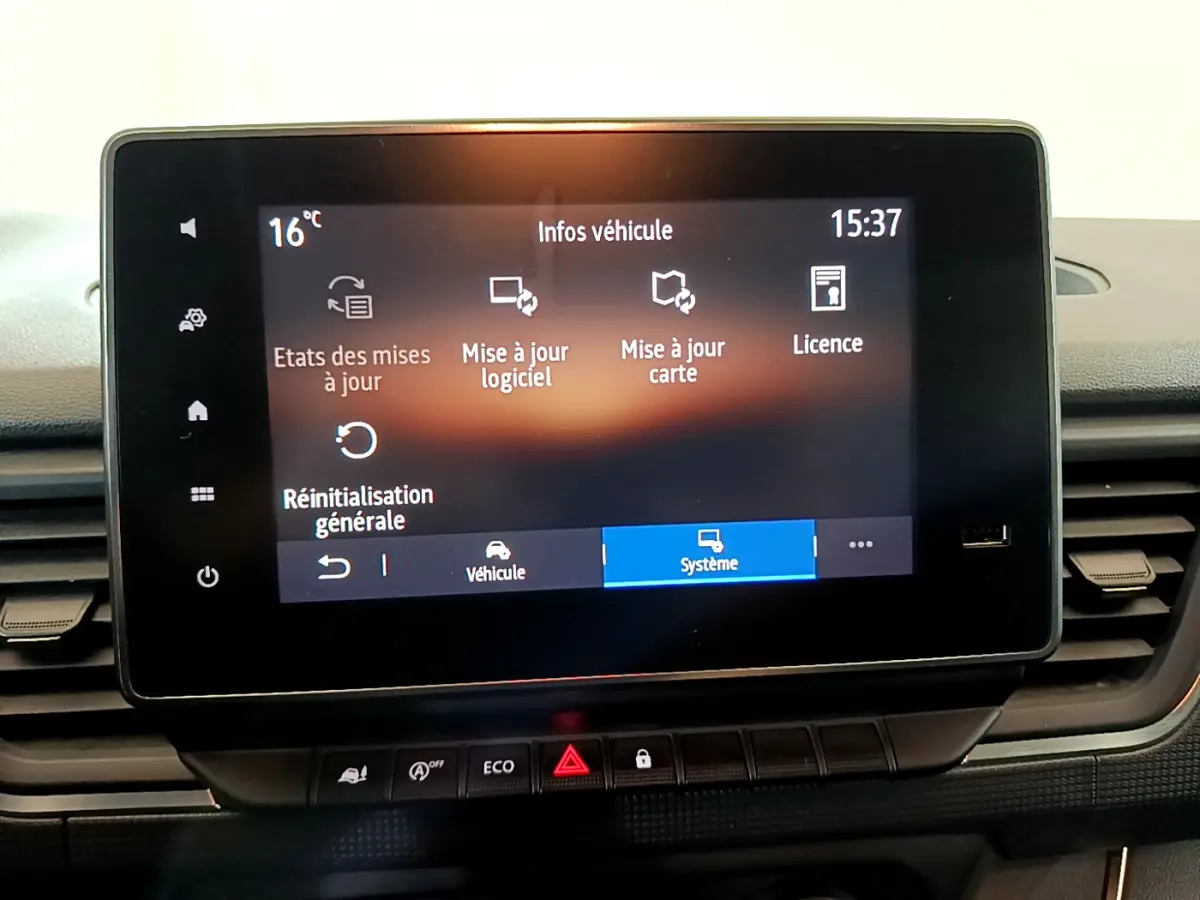 Écran tactile central du tableau de bord du Renault Trafic Fourgon 2022 affichant les options de mise à jour logiciel et carte.