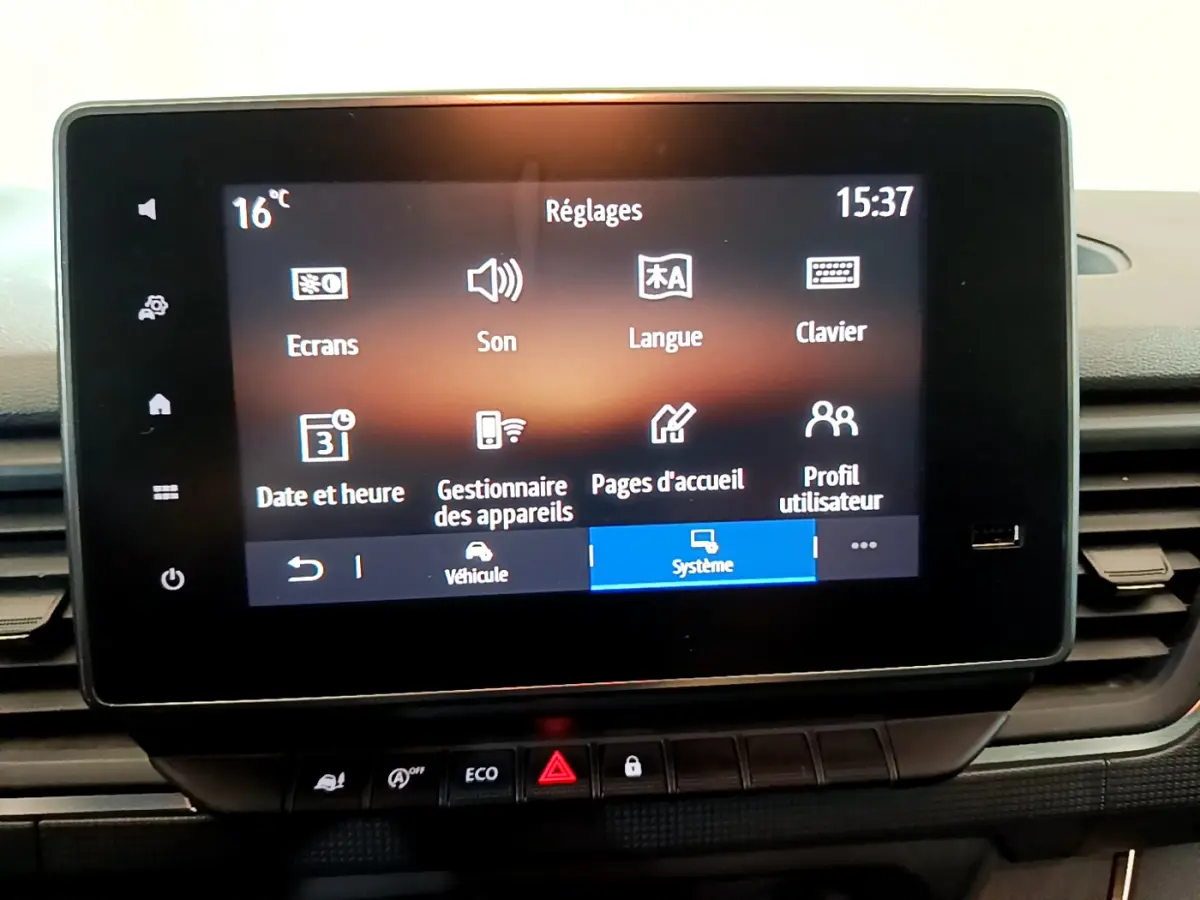 Écran tactile central du tableau de bord du Renault Trafic Fourgon 2022 affichant les réglages système.