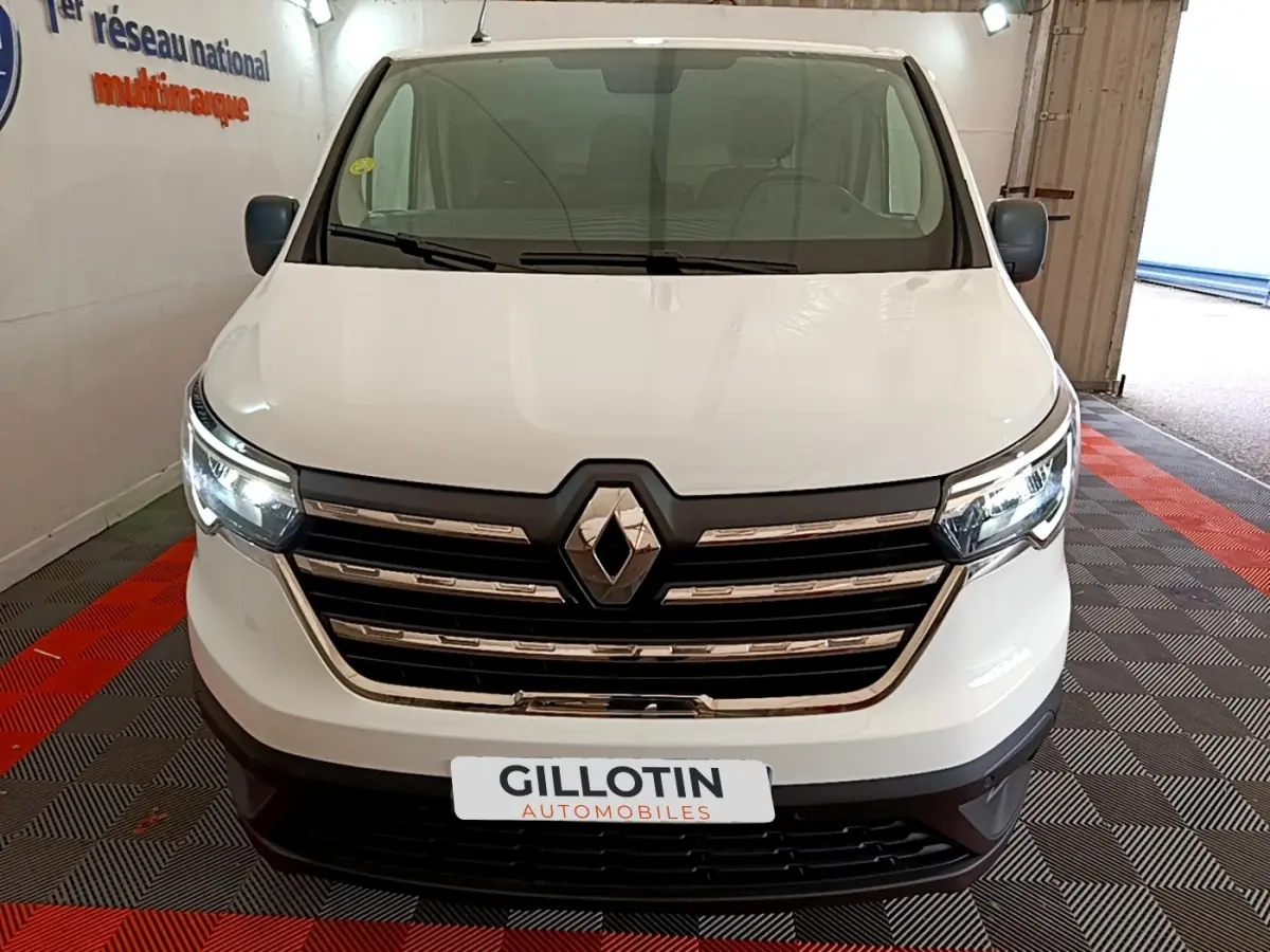 Vue frontale d'un Renault Trafic Fourgon blanc 2022 avec phares LED allumés dans un garage.