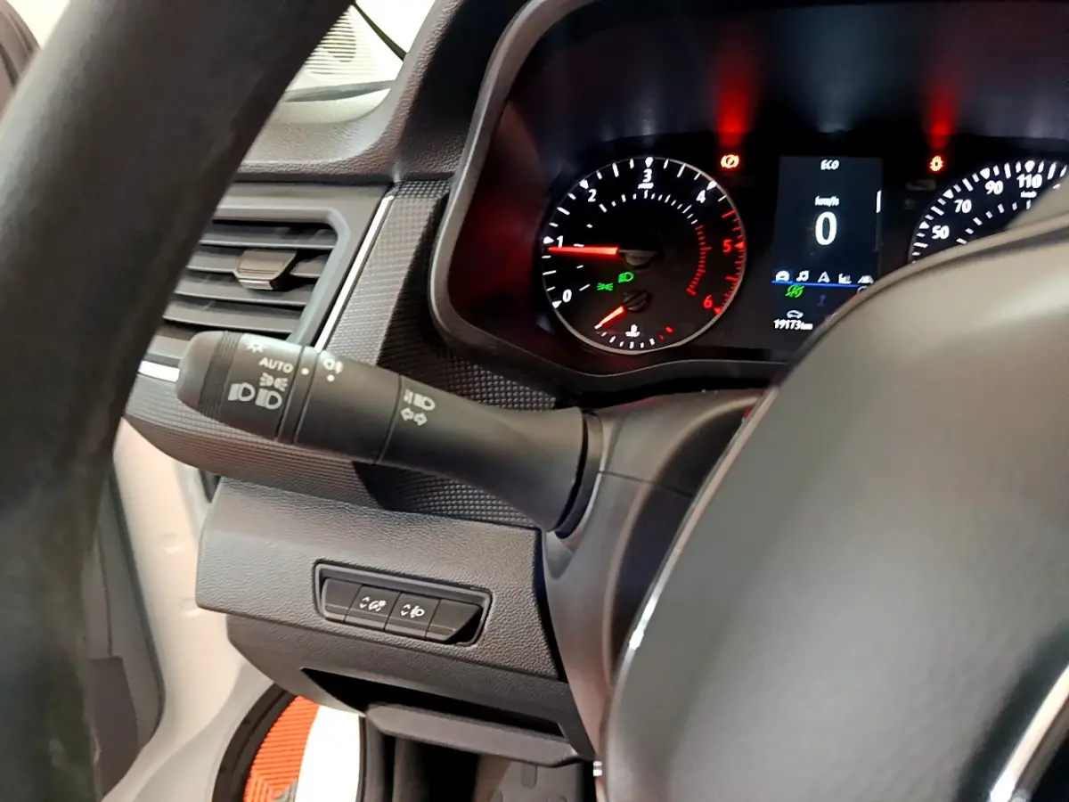 Vue rapprochée du tableau de bord du Renault Trafic Fourgon 2022, avec compteurs éclairés et commandes au volant visibles.