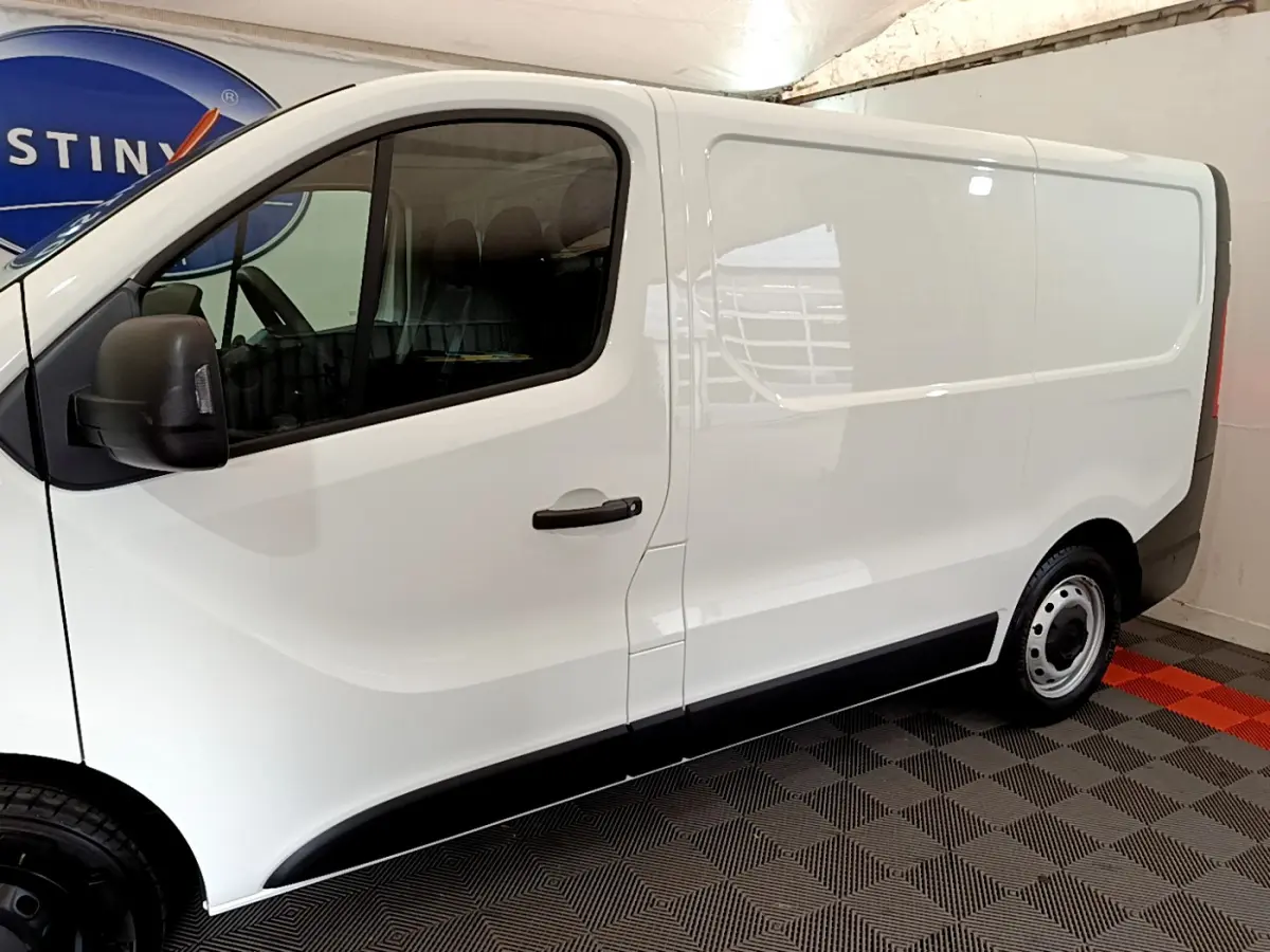 Vue de profil côté gauche d'un Renault Trafic Fourgon blanc 2022 avec jantes acier et rétroviseurs noirs.